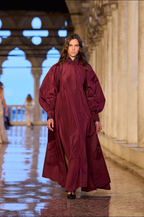 مجموعة Max Mara Resort 2025... من البندقية إلى العالم تصاميم فاخرة ومتعددة الثقافات مفعمة بالسحر