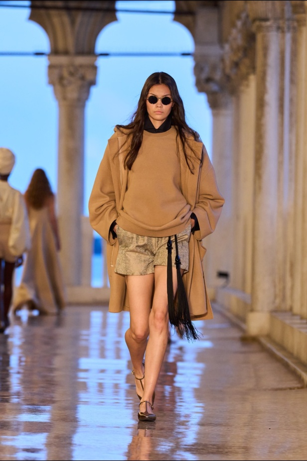 مجموعة Max Mara Resort 2025... من البندقية إلى العالم تصاميم فاخرة ومتعددة الثقافات مفعمة بالسحر