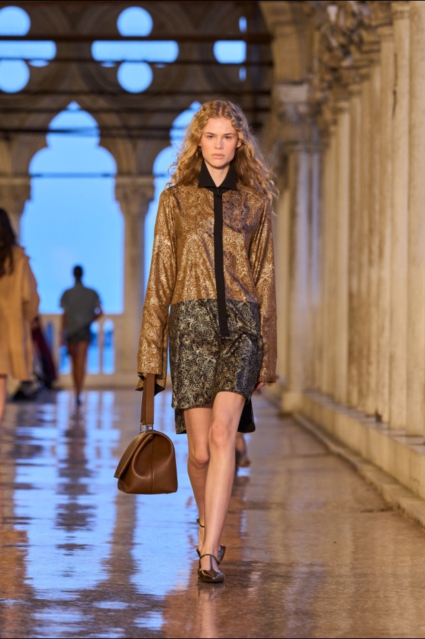 مجموعة Max Mara Resort 2025... من البندقية إلى العالم تصاميم فاخرة ومتعددة الثقافات مفعمة بالسحر