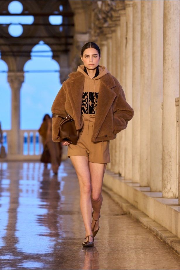 مجموعة Max Mara Resort 2025... من البندقية إلى العالم تصاميم فاخرة ومتعددة الثقافات مفعمة بالسحر