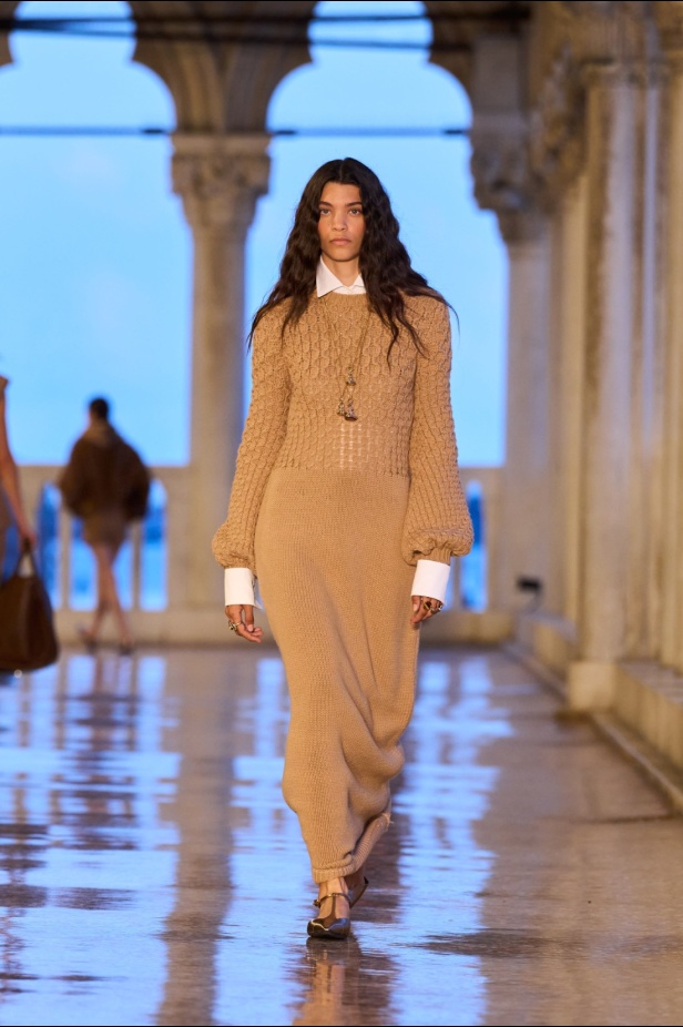 مجموعة Max Mara Resort 2025... من البندقية إلى العالم تصاميم فاخرة ومتعددة الثقافات مفعمة بالسحر