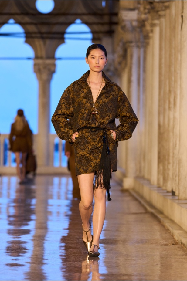 مجموعة Max Mara Resort 2025... من البندقية إلى العالم تصاميم فاخرة ومتعددة الثقافات مفعمة بالسحر