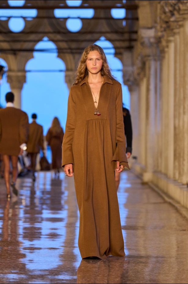 مجموعة Max Mara Resort 2025... من البندقية إلى العالم تصاميم فاخرة ومتعددة الثقافات مفعمة بالسحر