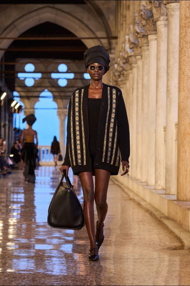 مجموعة Max Mara Resort 2025... من البندقية إلى العالم تصاميم فاخرة ومتعددة الثقافات مفعمة بالسحر