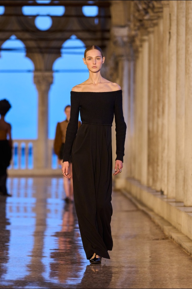 مجموعة Max Mara Resort 2025... من البندقية إلى العالم تصاميم فاخرة ومتعددة الثقافات مفعمة بالسحر