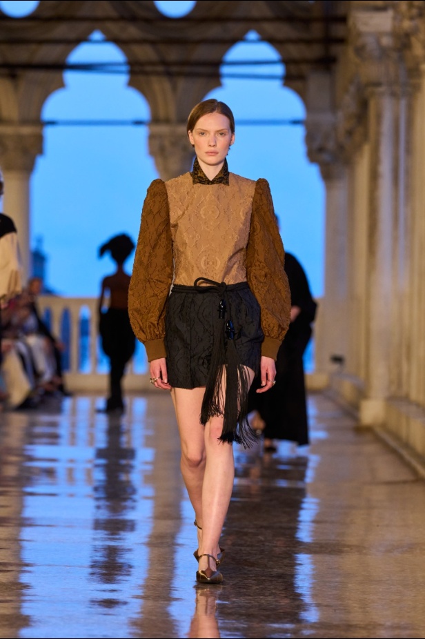 مجموعة Max Mara Resort 2025... من البندقية إلى العالم تصاميم فاخرة ومتعددة الثقافات مفعمة بالسحر