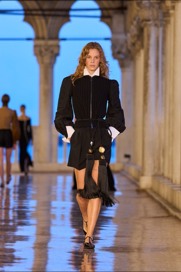 مجموعة Max Mara Resort 2025... من البندقية إلى العالم تصاميم فاخرة ومتعددة الثقافات مفعمة بالسحر