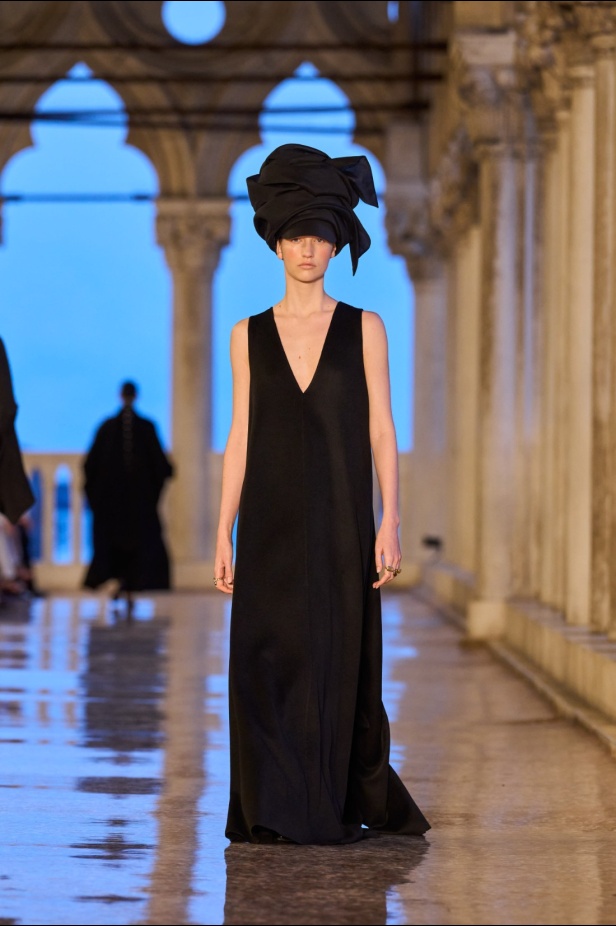 مجموعة Max Mara Resort 2025... من البندقية إلى العالم تصاميم فاخرة ومتعددة الثقافات مفعمة بالسحر