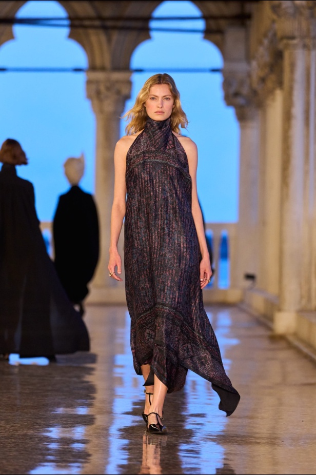 مجموعة Max Mara Resort 2025... من البندقية إلى العالم تصاميم فاخرة ومتعددة الثقافات مفعمة بالسحر