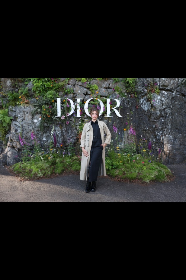 مجموعة ديور Cruise 2025 تحتفل بالروابط القوية بين الدار واسكتلندا... وماريا غراتسيا كيوري تتبّع خطوات "كريستيان ديور" حول العالم