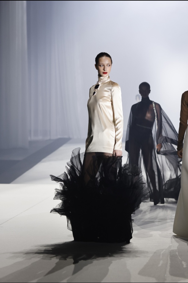 مجموعة "ستيفان رولاند" خريف و شتاء 2024 للأزياء الراقية