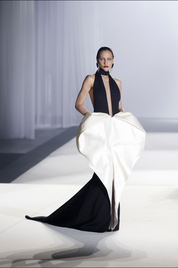 مجموعة "ستيفان رولاند" خريف و شتاء 2024 للأزياء الراقية