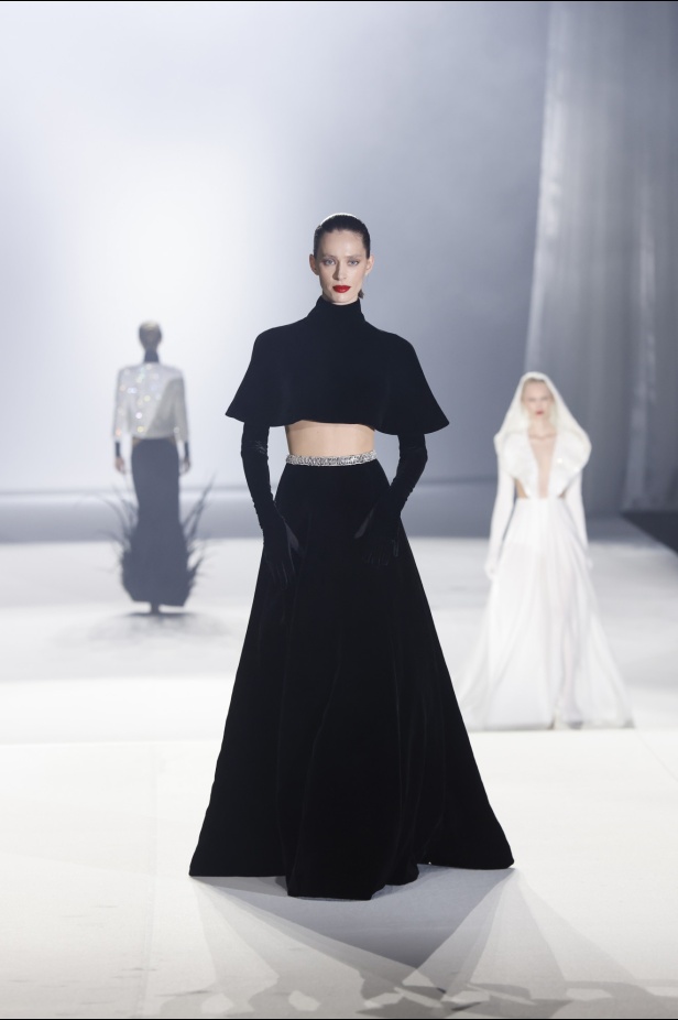 مجموعة "ستيفان رولاند" خريف و شتاء 2024 للأزياء الراقية