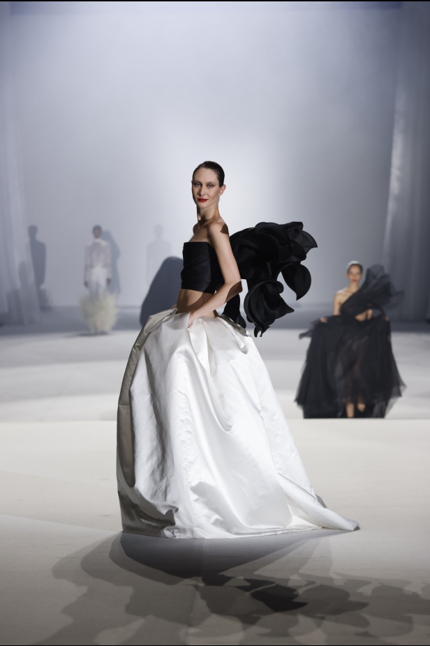 مجموعة "ستيفان رولاند" خريف و شتاء 2024 للأزياء الراقية