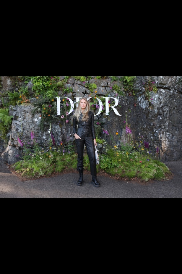 مجموعة ديور Cruise 2025 تحتفل بالروابط القوية بين الدار واسكتلندا... وماريا غراتسيا كيوري تتبّع خطوات "كريستيان ديور" حول العالم