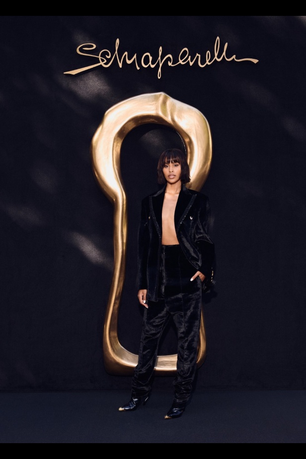 مجموعة Schiaparelli للأزياء الراقية لخريف وشتاء 2025... تكريم لموهبة "إلسا" الفريدة في التجدد