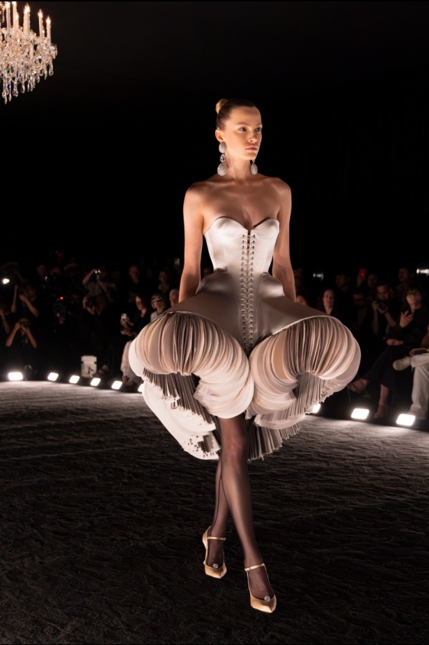 مجموعة Schiaparelli للأزياء الراقية لخريف وشتاء 2025... تكريم لموهبة "إلسا" الفريدة في التجدد