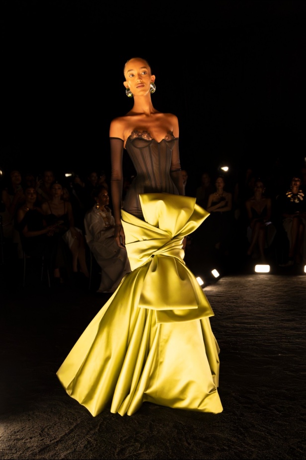 مجموعة Schiaparelli للأزياء الراقية لخريف وشتاء 2025... تكريم لموهبة "إلسا" الفريدة في التجدد