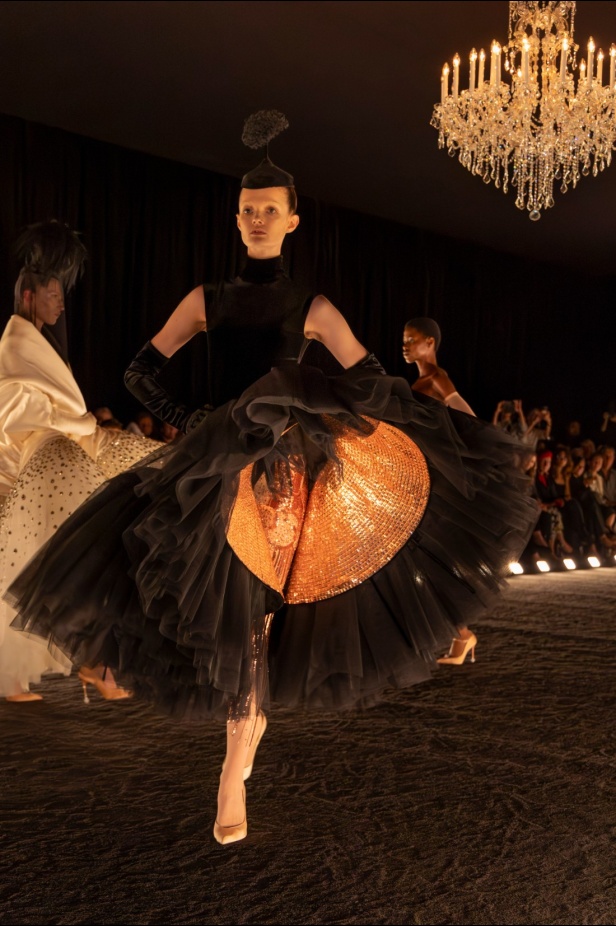 مجموعة Schiaparelli للأزياء الراقية لخريف وشتاء 2025... تكريم لموهبة "إلسا" الفريدة في التجدد