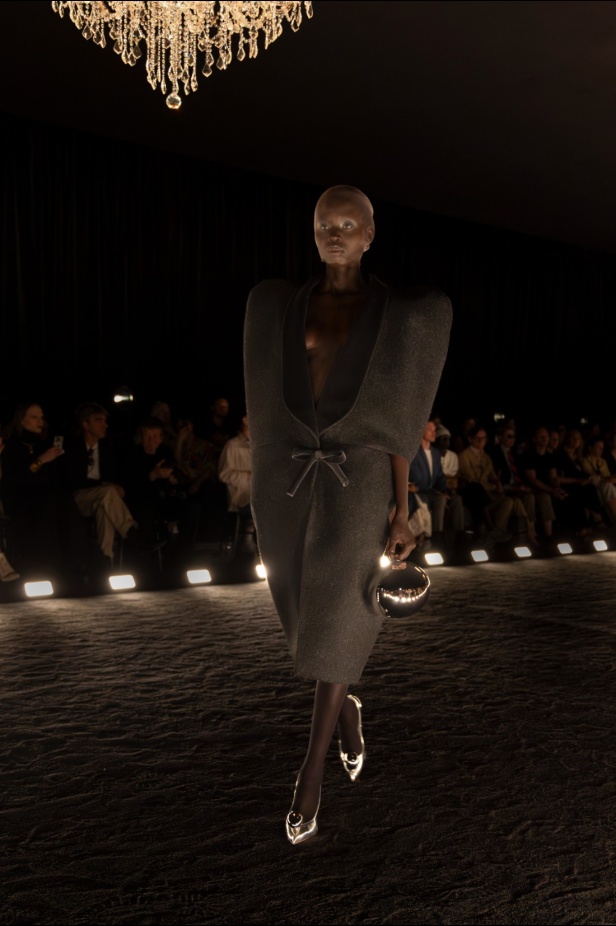 مجموعة Schiaparelli للأزياء الراقية لخريف وشتاء 2025... تكريم لموهبة "إلسا" الفريدة في التجدد