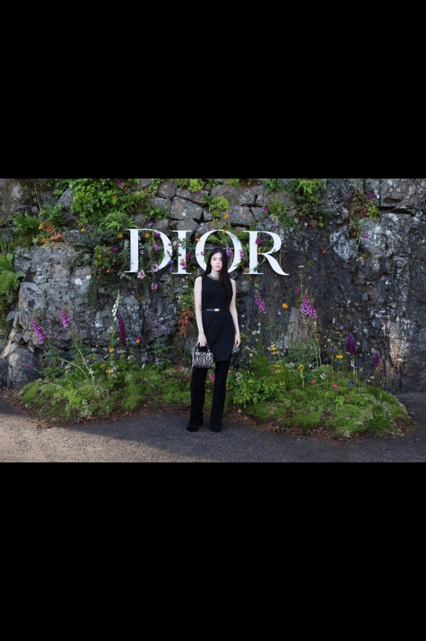 مجموعة ديور Cruise 2025 تحتفل بالروابط القوية بين الدار واسكتلندا... وماريا غراتسيا كيوري تتبّع خطوات "كريستيان ديور" حول العالم