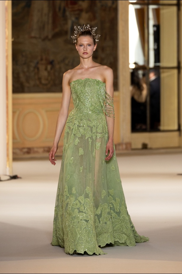 عناصر الطبيعة تستحوذ على مجموعة طوني ورد للأزياء الراقية وتتخذ أشكالاً عديدة من خلال التكاوين والقصات