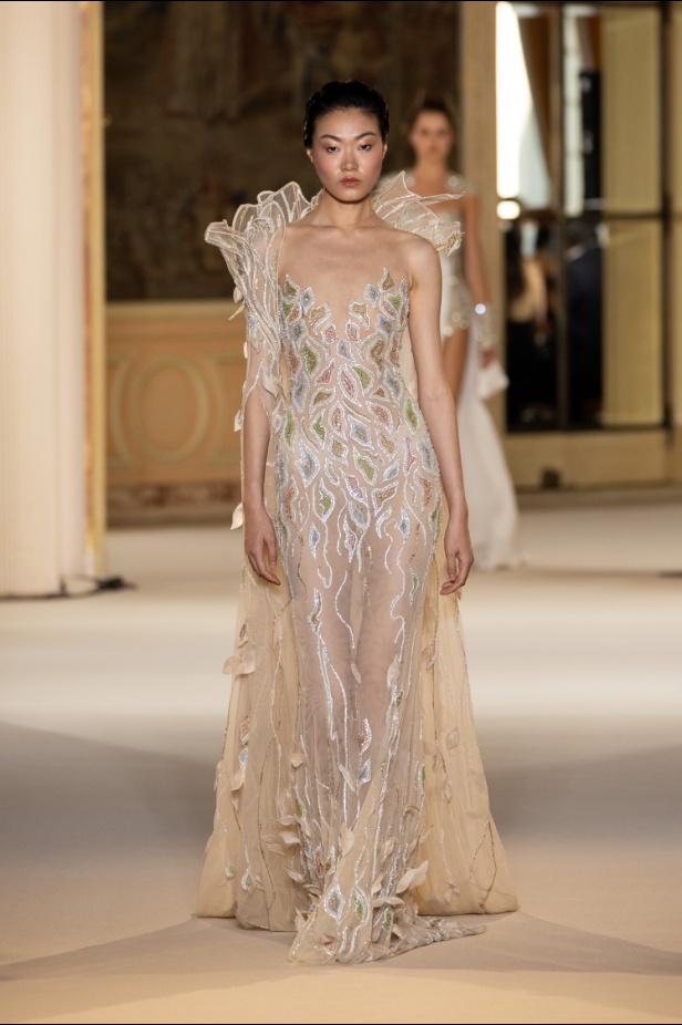 عناصر الطبيعة تستحوذ على مجموعة طوني ورد للأزياء الراقية وتتخذ أشكالاً عديدة من خلال التكاوين والقصات