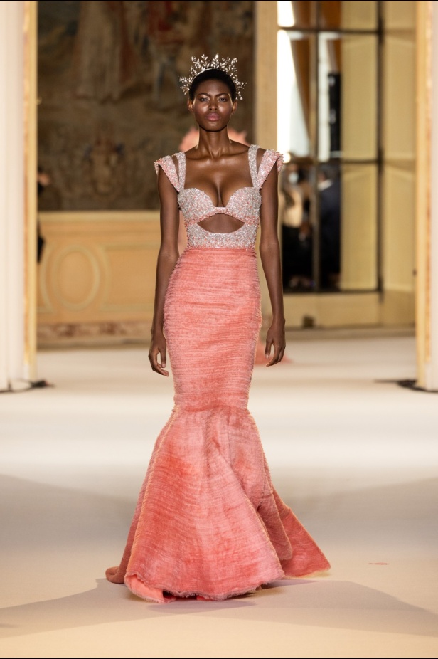 عناصر الطبيعة تستحوذ على مجموعة طوني ورد للأزياء الراقية وتتخذ أشكالاً عديدة من خلال التكاوين والقصات