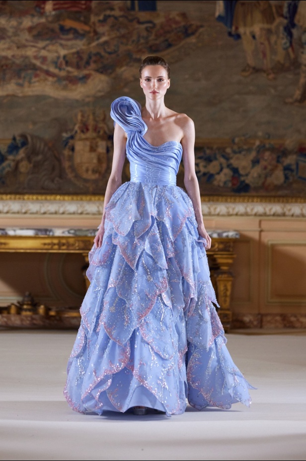 عناصر الطبيعة تستحوذ على مجموعة طوني ورد للأزياء الراقية وتتخذ أشكالاً عديدة من خلال التكاوين والقصات