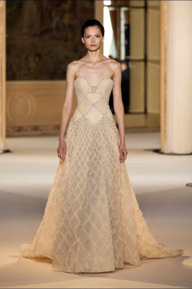 عناصر الطبيعة تستحوذ على مجموعة طوني ورد للأزياء الراقية وتتخذ أشكالاً عديدة من خلال التكاوين والقصات