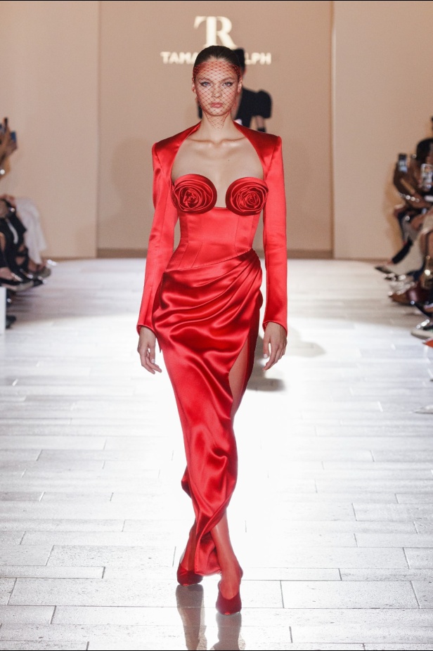 مجموعة Tamara Ralph للأزياء الراقية لموسم خريف وشتاء 2024-2025... عندما تعبّر التصاميم عن العاطفة والفن والروعة الدائمة