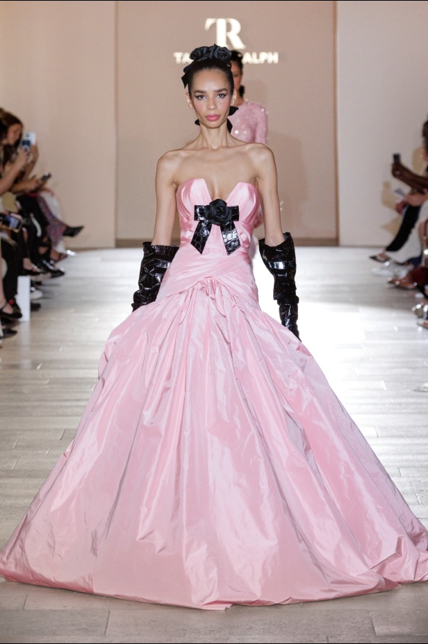 مجموعة Tamara Ralph للأزياء الراقية لموسم خريف وشتاء 2024-2025... عندما تعبّر التصاميم عن العاطفة والفن والروعة الدائمة