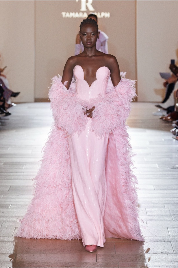 مجموعة Tamara Ralph للأزياء الراقية لموسم خريف وشتاء 2024-2025... عندما تعبّر التصاميم عن العاطفة والفن والروعة الدائمة