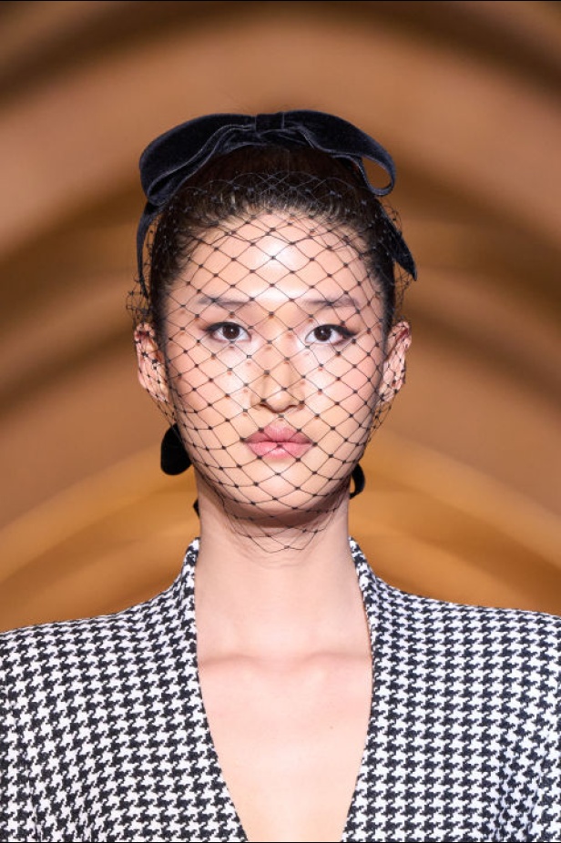 اطلالات جمالية لمجموعة Tamara Ralph للأزياء الراقية لموسم خريف وشتاء 2024-2025