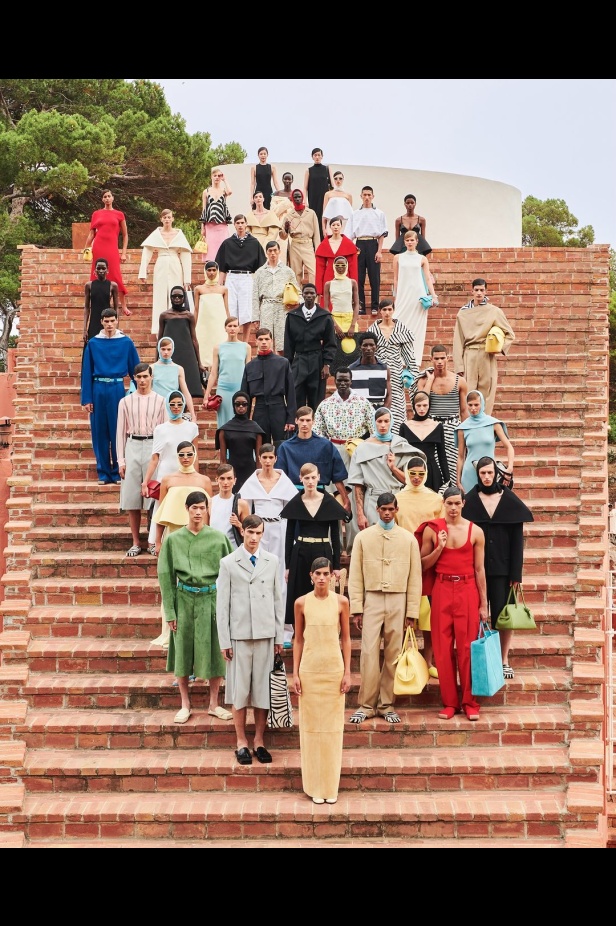 علامة Jacquemus تحتفل بـ15 عامًا من الإبداع في عالم الموضة بمجموعة خريف وشتاء 2024-2025 