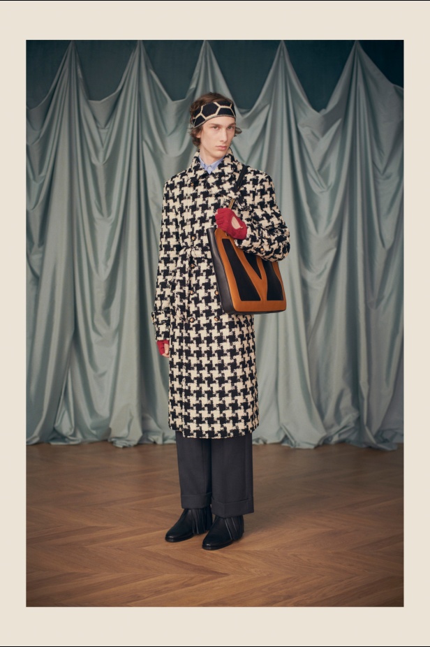 "فالينتنو" تفاجئ عشاق الدار والموضة بأول مجموعة تحمل توقيع Alessandro Michele... مزيج بين سمات العلامة ولمسة المصمم الخاصة 