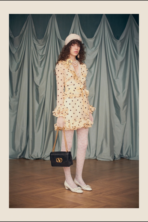 "فالينتنو" تفاجئ عشاق الدار والموضة بأول مجموعة تحمل توقيع Alessandro Michele... مزيج بين سمات العلامة ولمسة المصمم الخاصة 