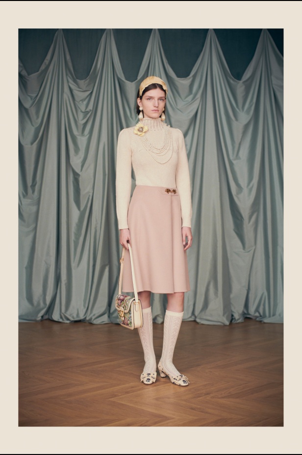 "فالينتنو" تفاجئ عشاق الدار والموضة بأول مجموعة تحمل توقيع Alessandro Michele... مزيج بين سمات العلامة ولمسة المصمم الخاصة 