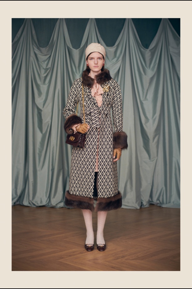 "فالينتنو" تفاجئ عشاق الدار والموضة بأول مجموعة تحمل توقيع Alessandro Michele... مزيج بين سمات العلامة ولمسة المصمم الخاصة 