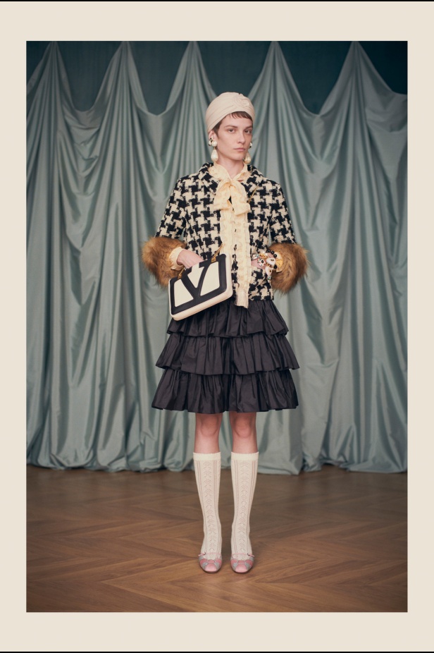 "فالينتنو" تفاجئ عشاق الدار والموضة بأول مجموعة تحمل توقيع Alessandro Michele... مزيج بين سمات العلامة ولمسة المصمم الخاصة 