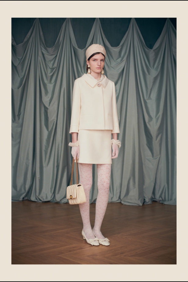 "فالينتنو" تفاجئ عشاق الدار والموضة بأول مجموعة تحمل توقيع Alessandro Michele... مزيج بين سمات العلامة ولمسة المصمم الخاصة 