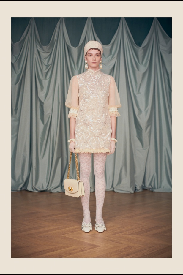 "فالينتنو" تفاجئ عشاق الدار والموضة بأول مجموعة تحمل توقيع Alessandro Michele... مزيج بين سمات العلامة ولمسة المصمم الخاصة 