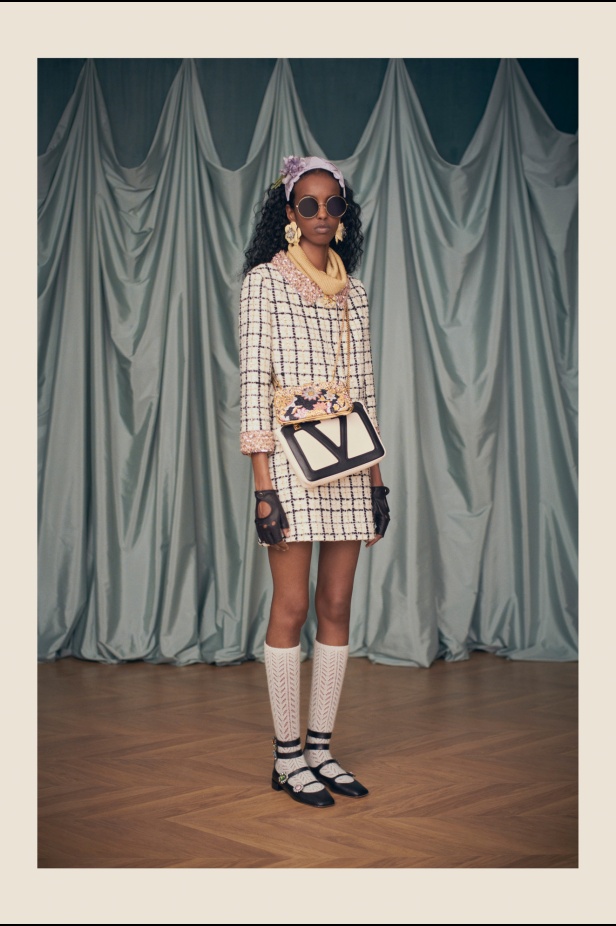 "فالينتنو" تفاجئ عشاق الدار والموضة بأول مجموعة تحمل توقيع Alessandro Michele... مزيج بين سمات العلامة ولمسة المصمم الخاصة 