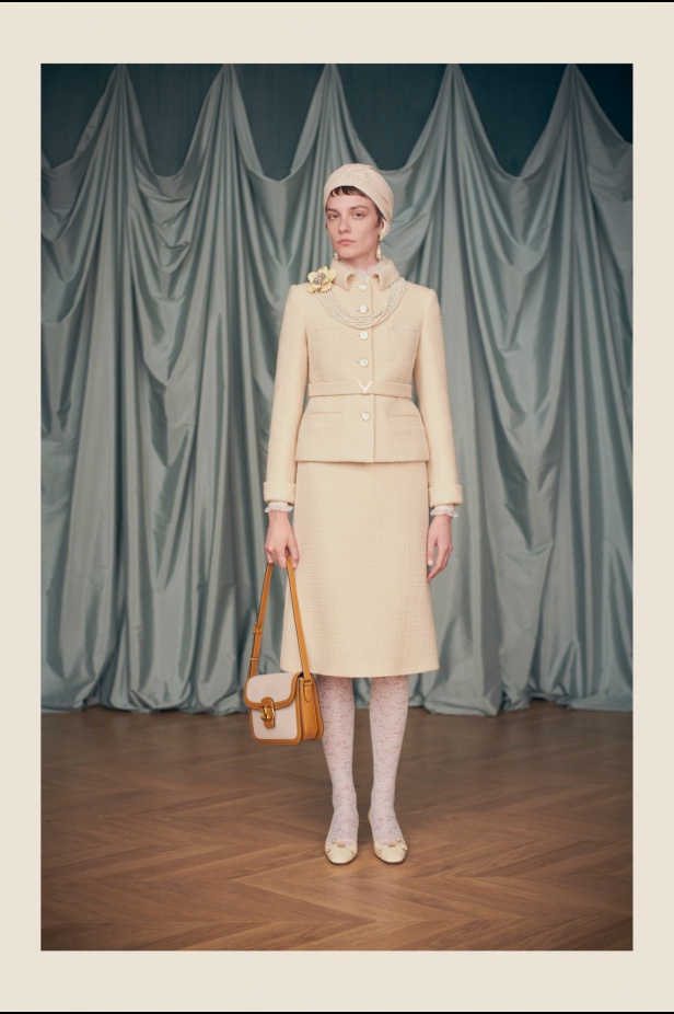 "فالينتنو" تفاجئ عشاق الدار والموضة بأول مجموعة تحمل توقيع Alessandro Michele... مزيج بين سمات العلامة ولمسة المصمم الخاصة 