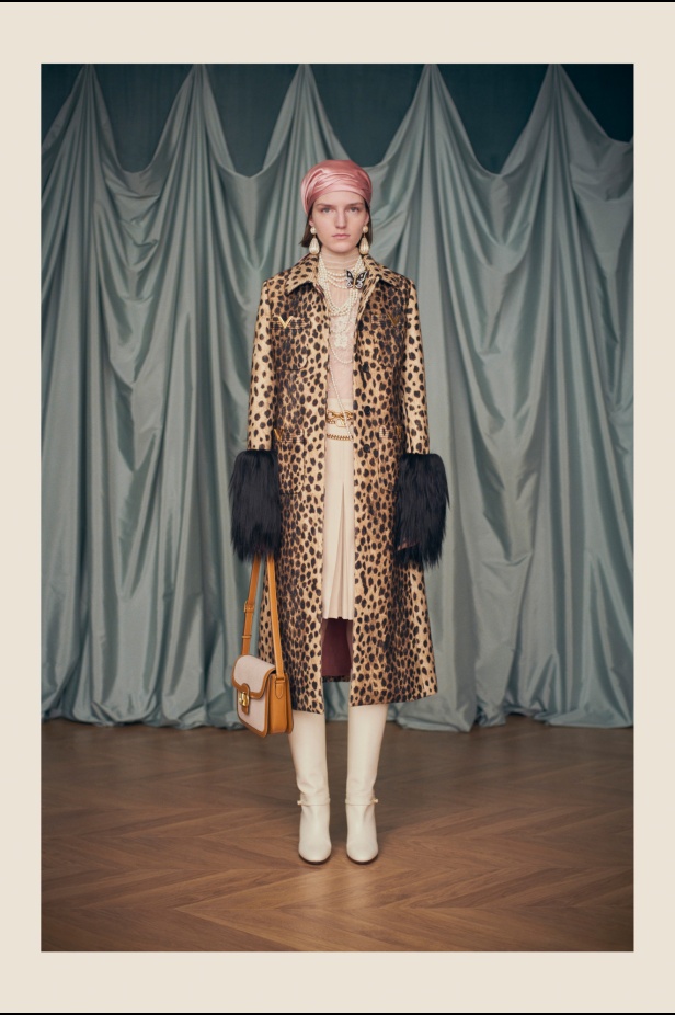 "فالينتنو" تفاجئ عشاق الدار والموضة بأول مجموعة تحمل توقيع Alessandro Michele... مزيج بين سمات العلامة ولمسة المصمم الخاصة 