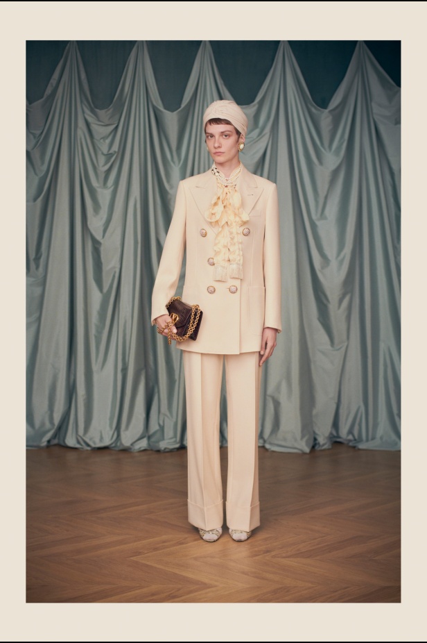 "فالينتنو" تفاجئ عشاق الدار والموضة بأول مجموعة تحمل توقيع Alessandro Michele... مزيج بين سمات العلامة ولمسة المصمم الخاصة 