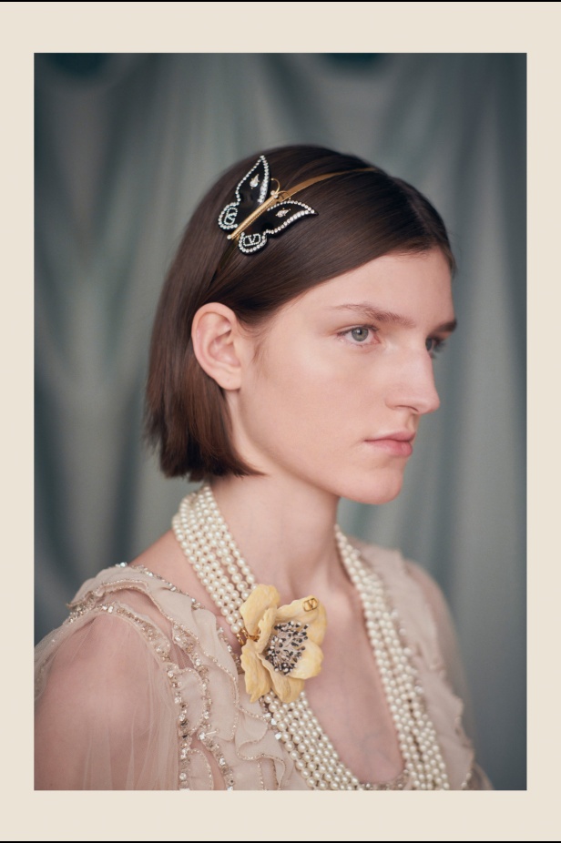 "فالينتنو" تفاجئ عشاق الدار والموضة بأول مجموعة تحمل توقيع Alessandro Michele... مزيج بين سمات العلامة ولمسة المصمم الخاصة 