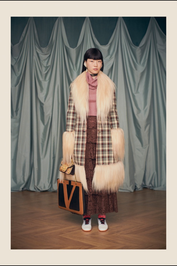 "فالينتنو" تفاجئ عشاق الدار والموضة بأول مجموعة تحمل توقيع Alessandro Michele... مزيج بين سمات العلامة ولمسة المصمم الخاصة 