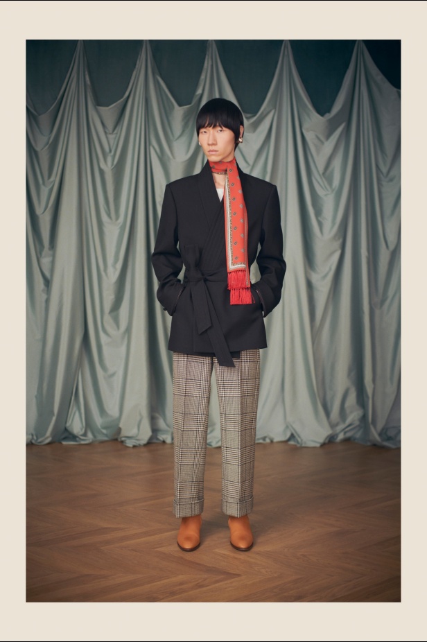 "فالينتنو" تفاجئ عشاق الدار والموضة بأول مجموعة تحمل توقيع Alessandro Michele... مزيج بين سمات العلامة ولمسة المصمم الخاصة 