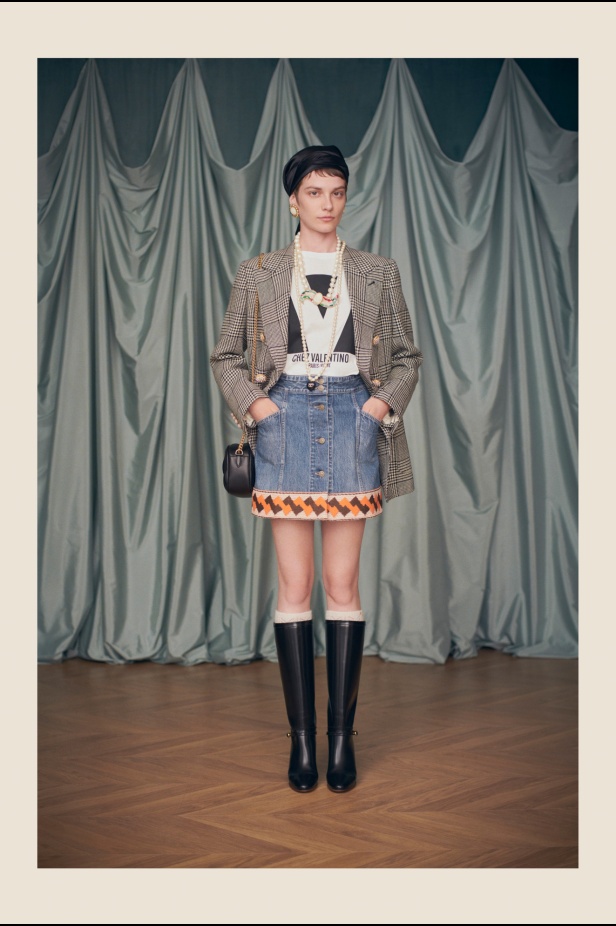 "فالينتنو" تفاجئ عشاق الدار والموضة بأول مجموعة تحمل توقيع Alessandro Michele... مزيج بين سمات العلامة ولمسة المصمم الخاصة 